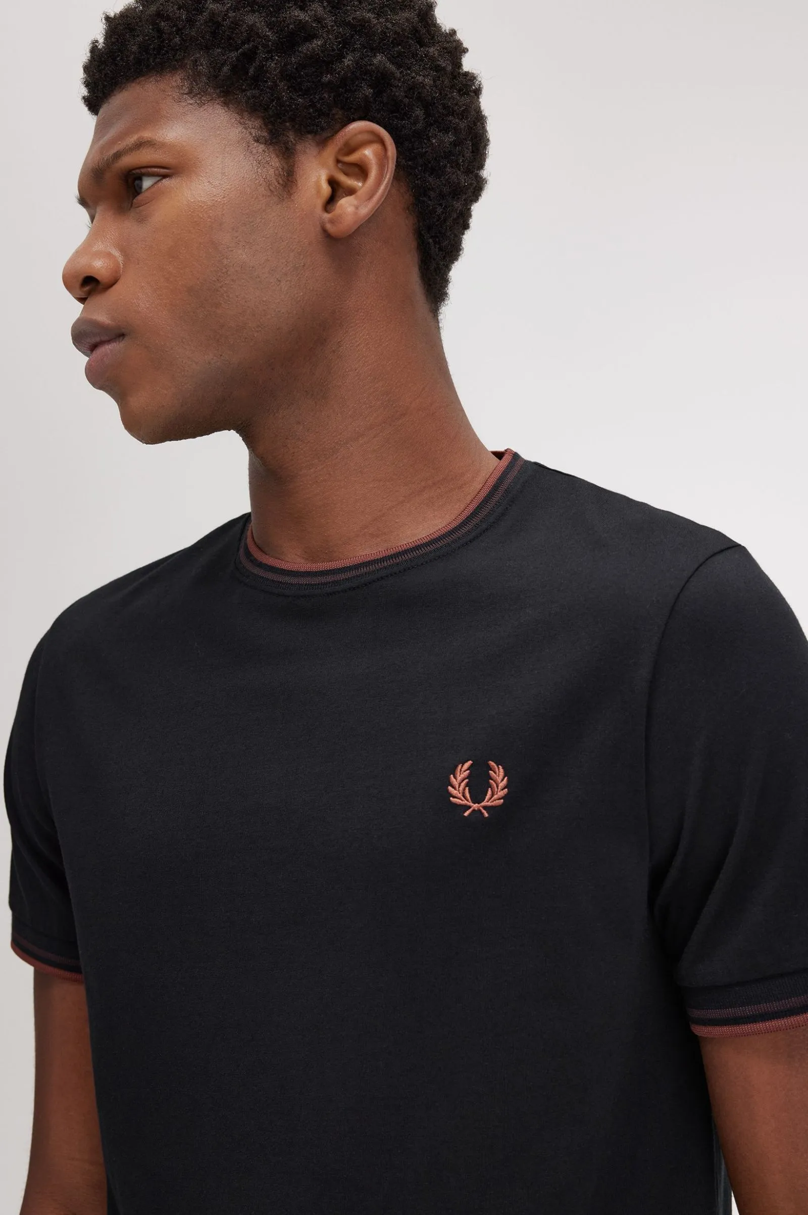 Camiseta con ribete con dos franjas