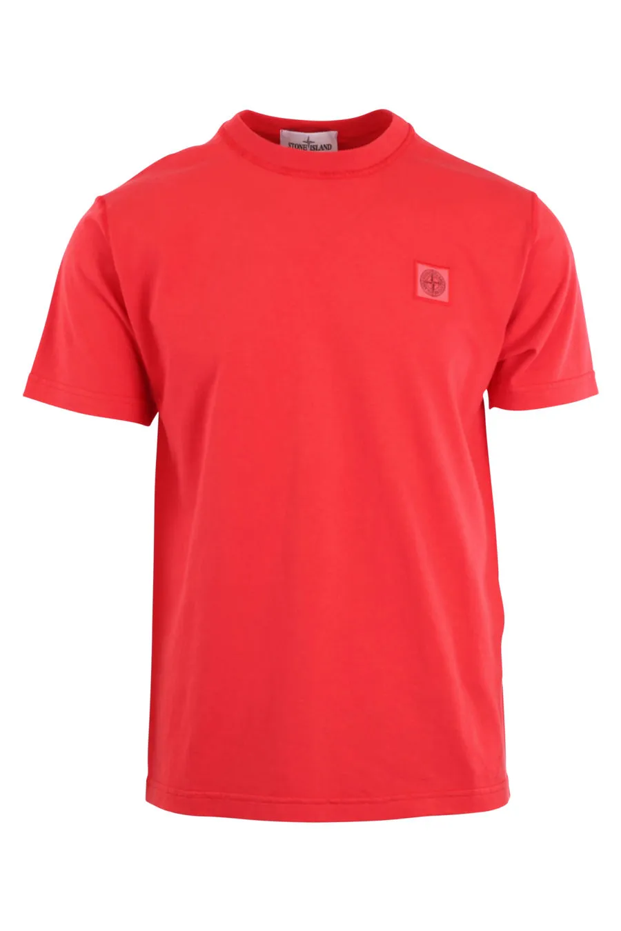 Camiseta roja con logo parche