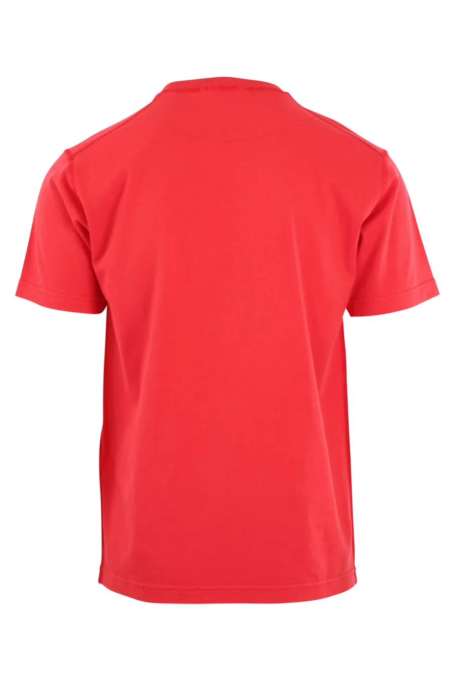Camiseta roja con logo parche