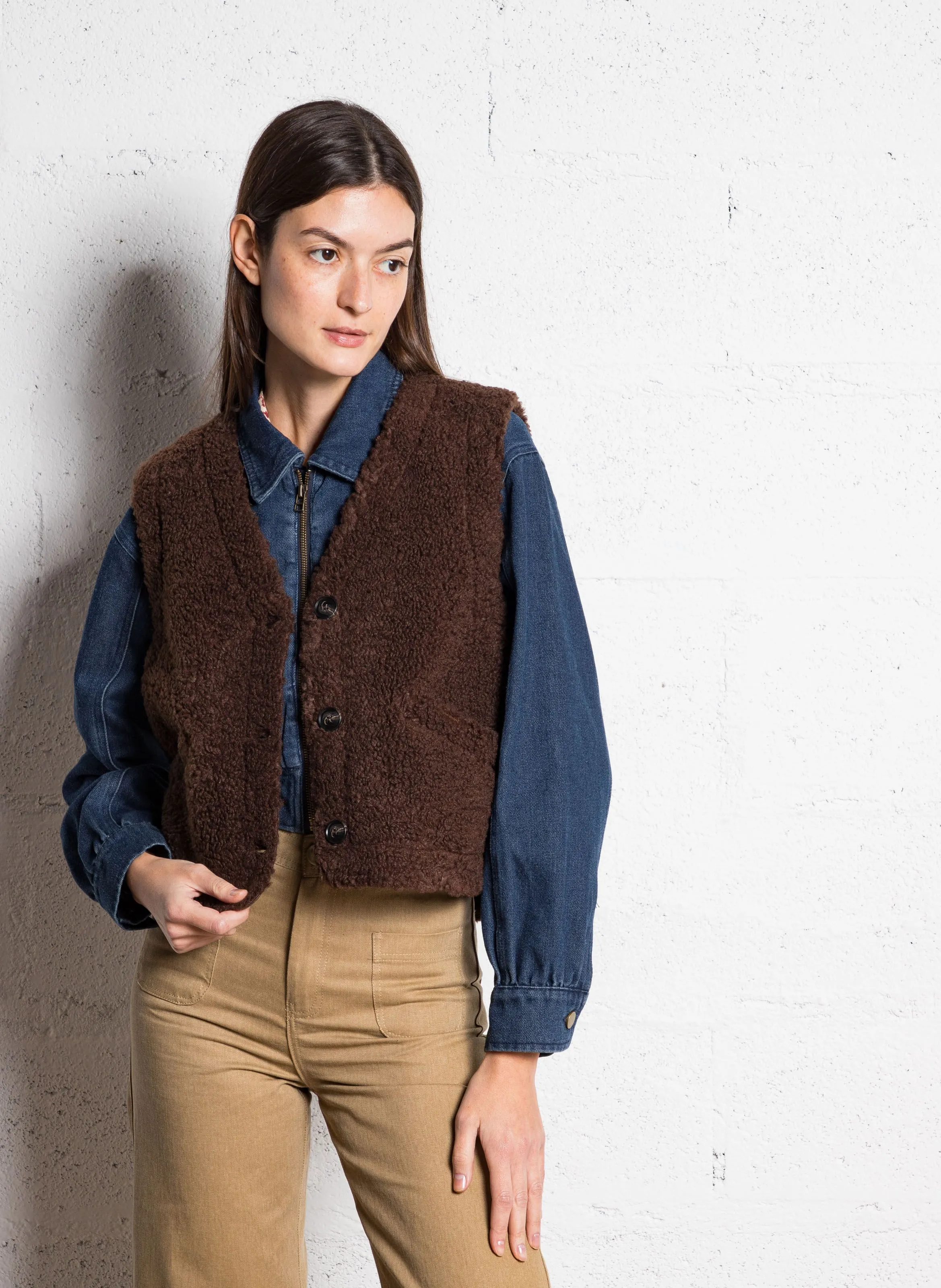 Chaqueta corta recta con cuello en V. en marron
