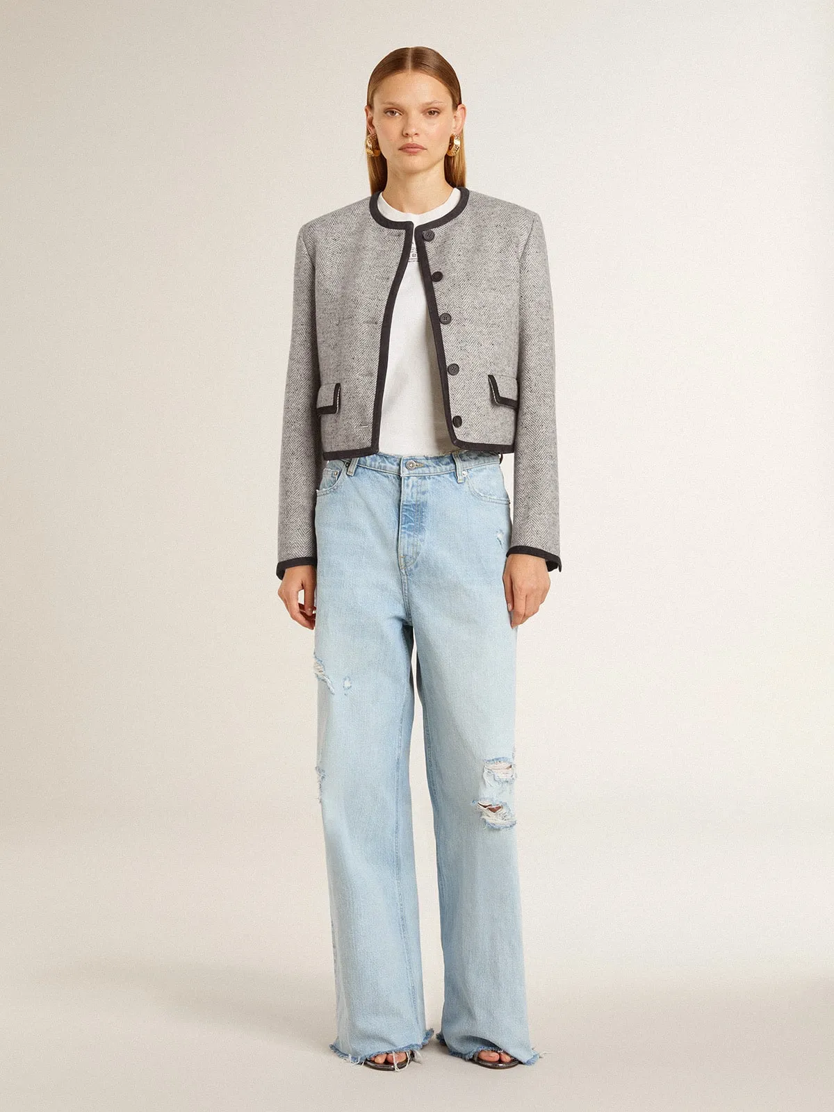 Chaqueta de mujer de lana y seda de color gris con bordes de ante negro