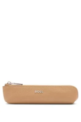 Estuche de piel granulada en cámel con letras del logo