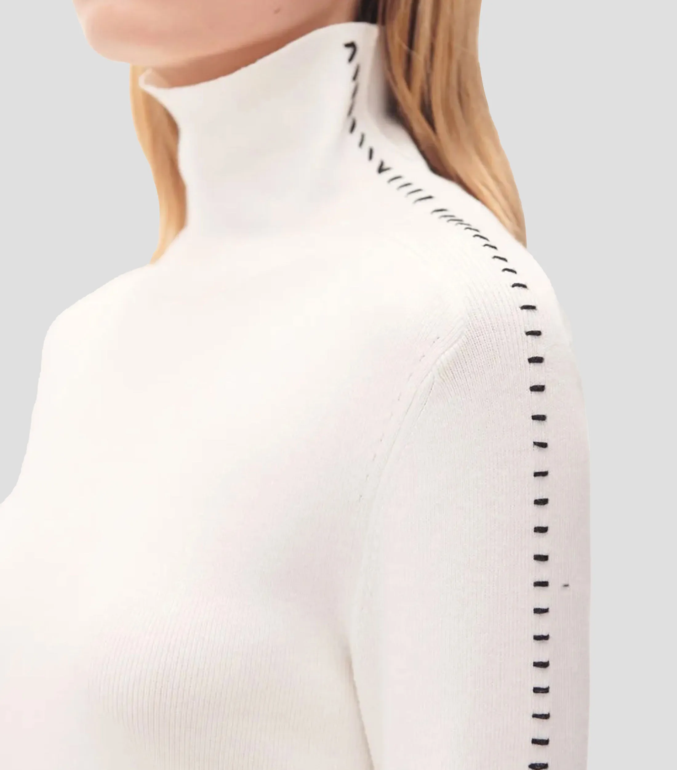 Julio Suéter Tejido Off White Cuello Tortuga Puntada en Contraste Mujer