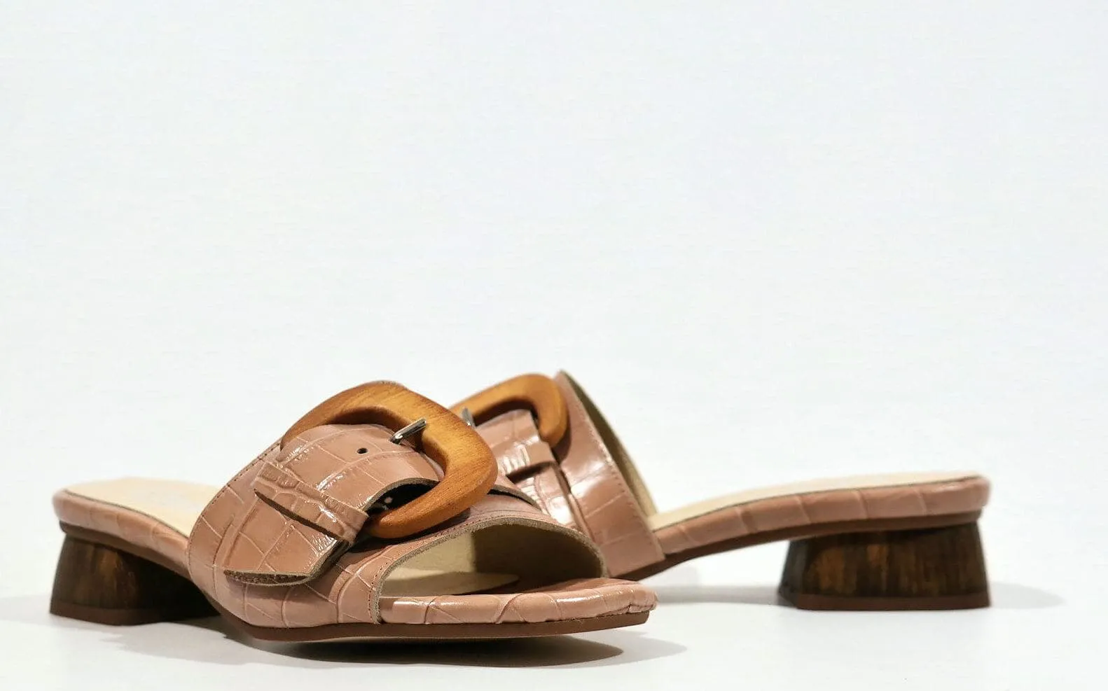 Palas de piel en grabado coco con maxi hebilla de madera