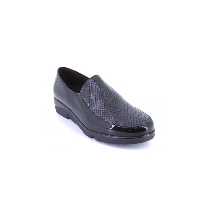 PITILLOS 1601  MOCASINES DE PIEL COMBINANDO CHAROL Y PALA GRABADA EN COLOR NEGRO