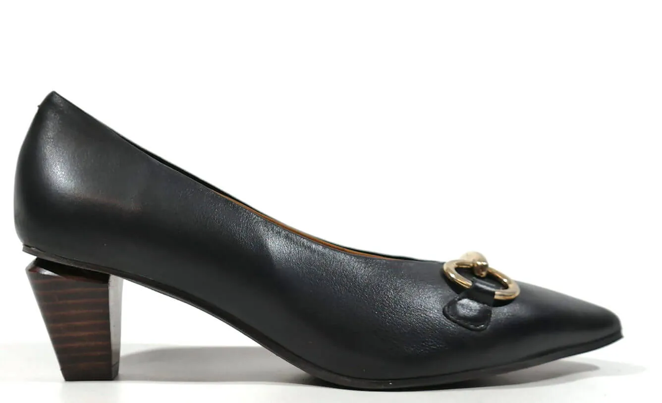 Salones negros de piel con adorno para mujer