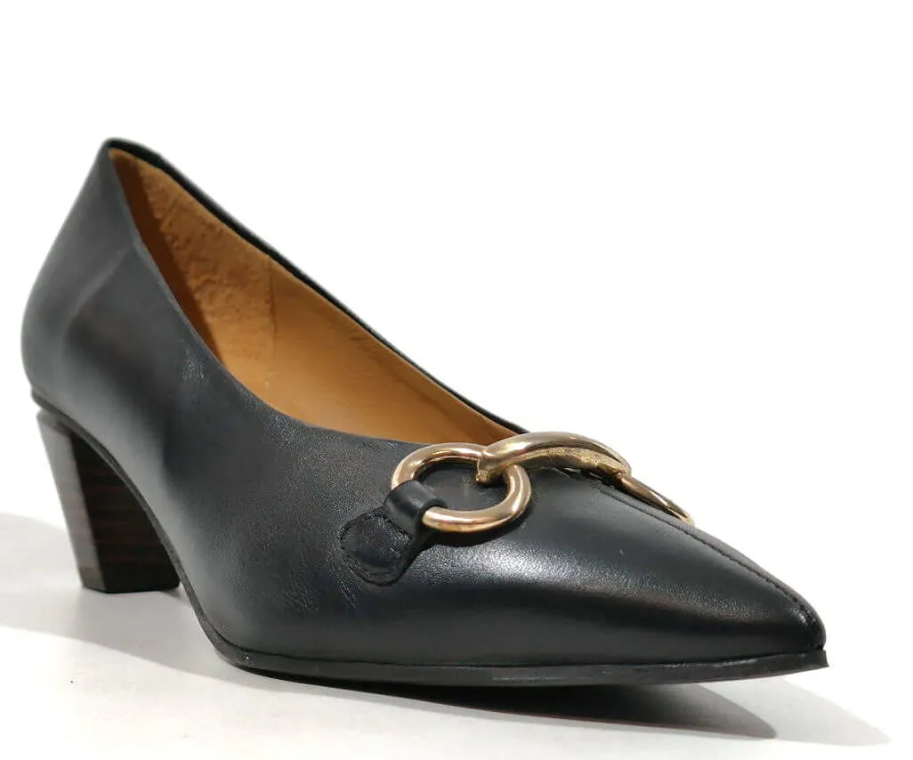Salones negros de piel con adorno para mujer