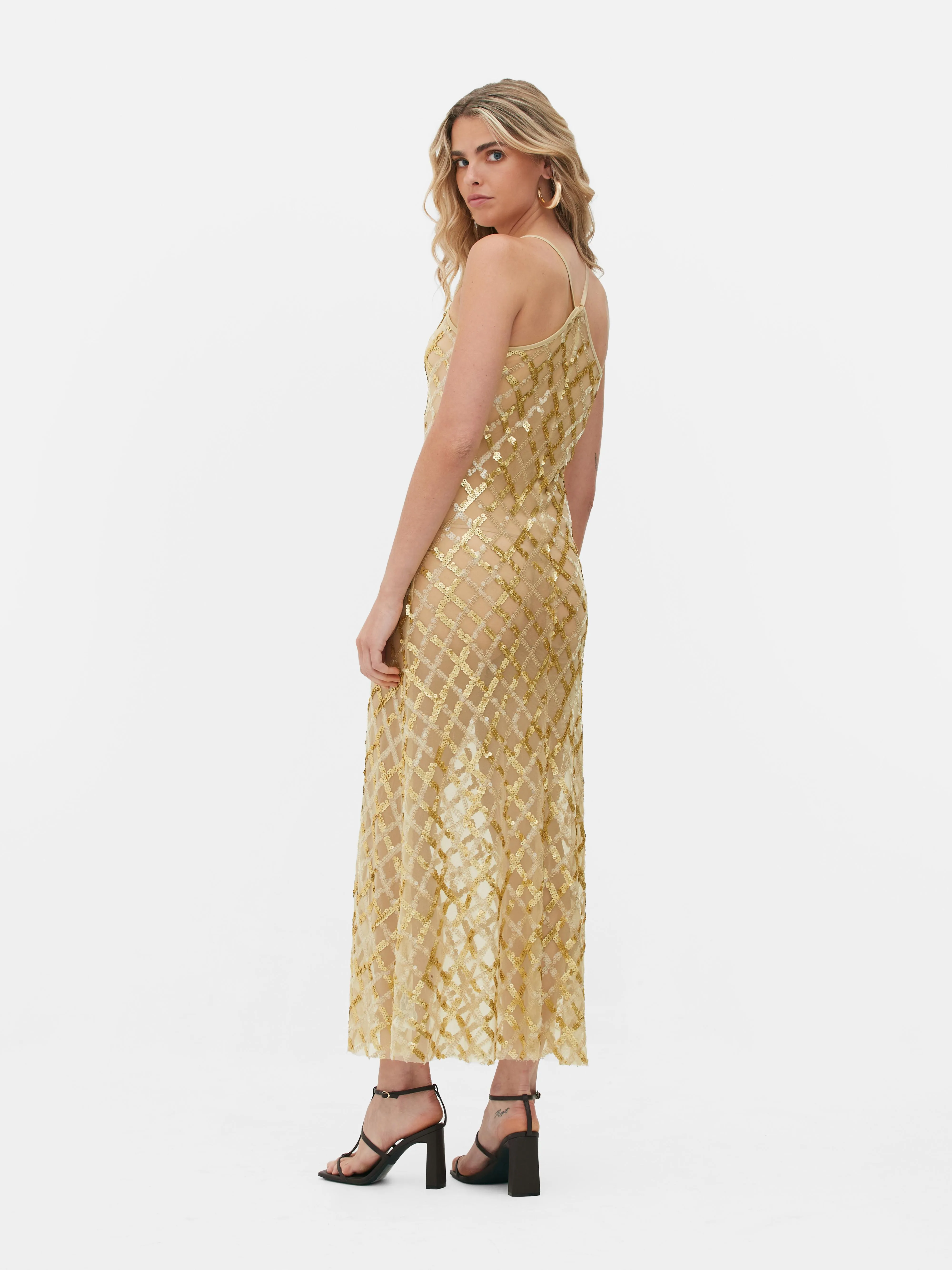 Vestido transparente de lentejuelas de Rita Ora
