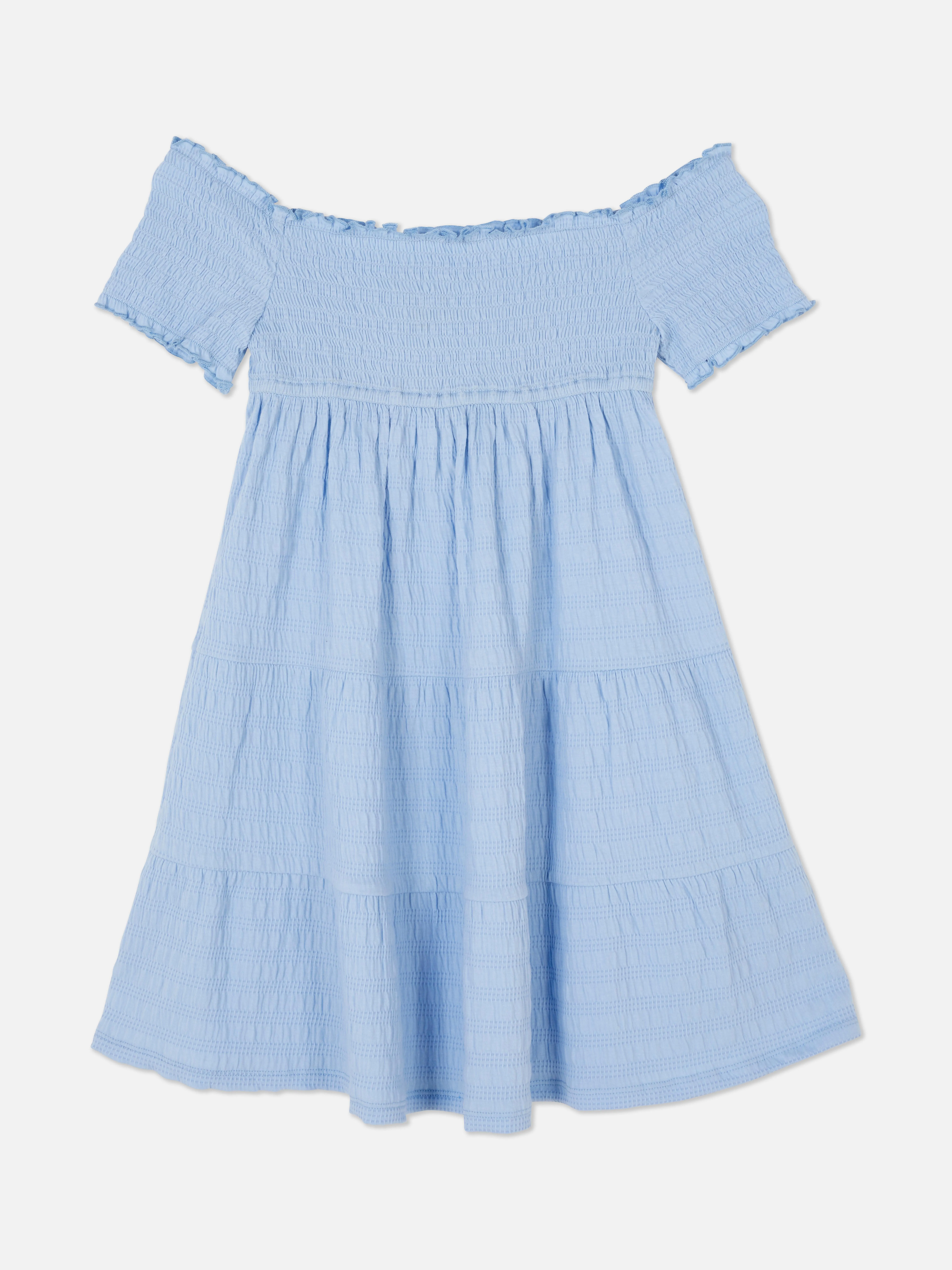 Vestido veraniego a capas con hombros descubiertos